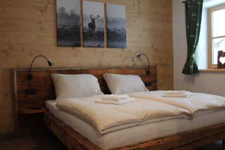 Doppelbett in Schlafzimmer 2 - Seeblickhütte